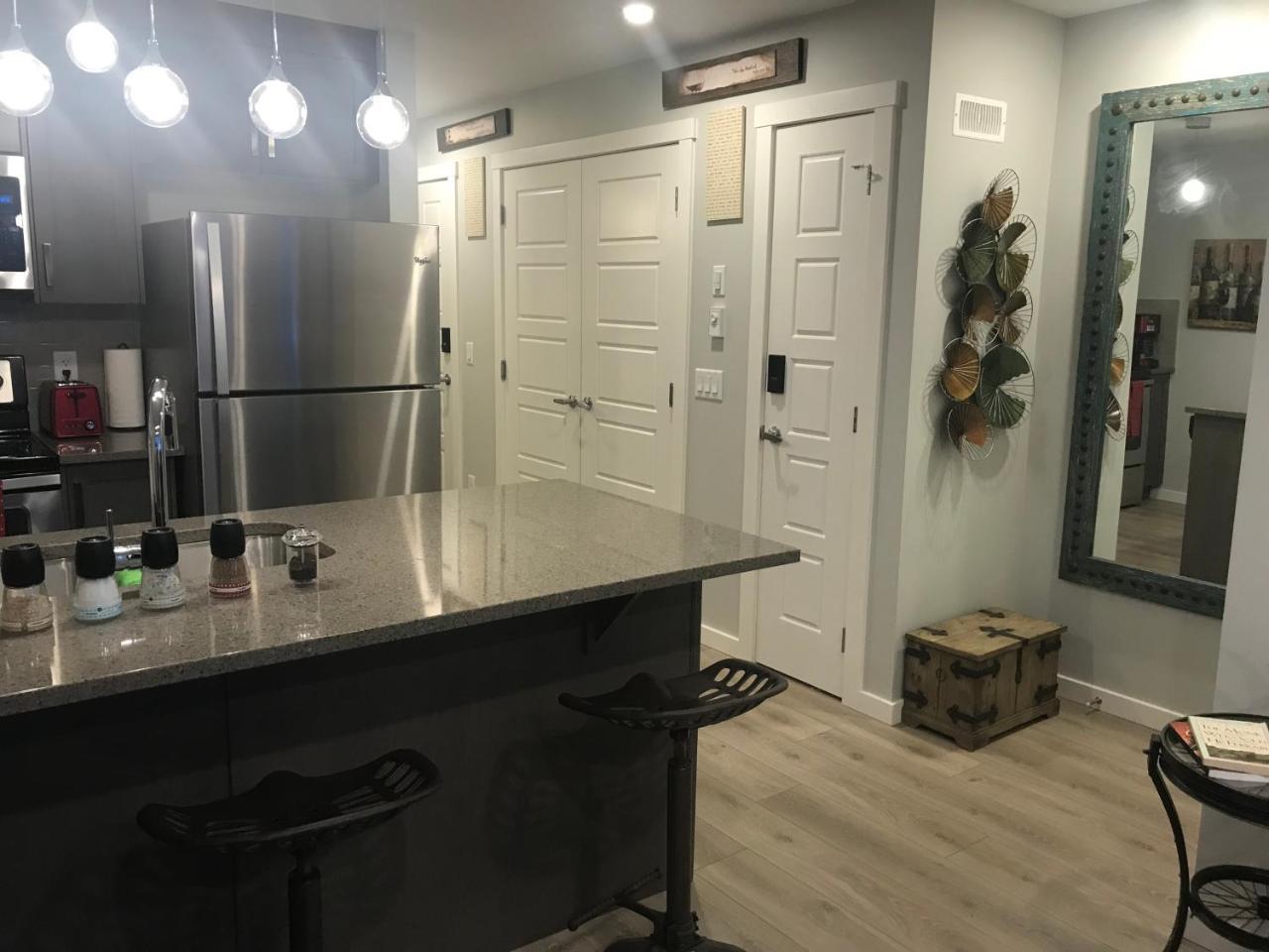 Home Sweet Condo Calgary Extérieur photo