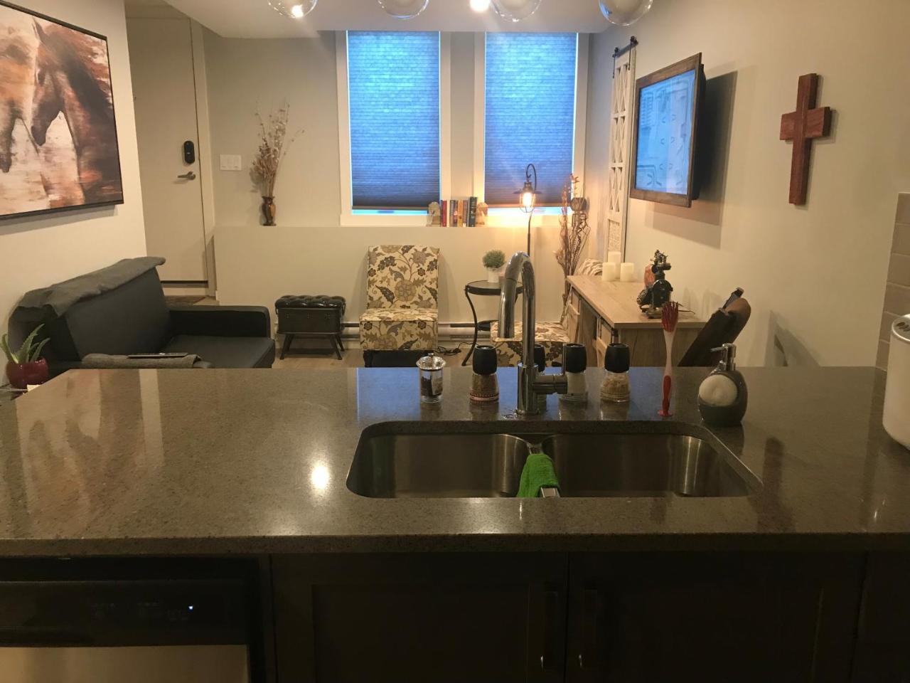 Home Sweet Condo Calgary Extérieur photo